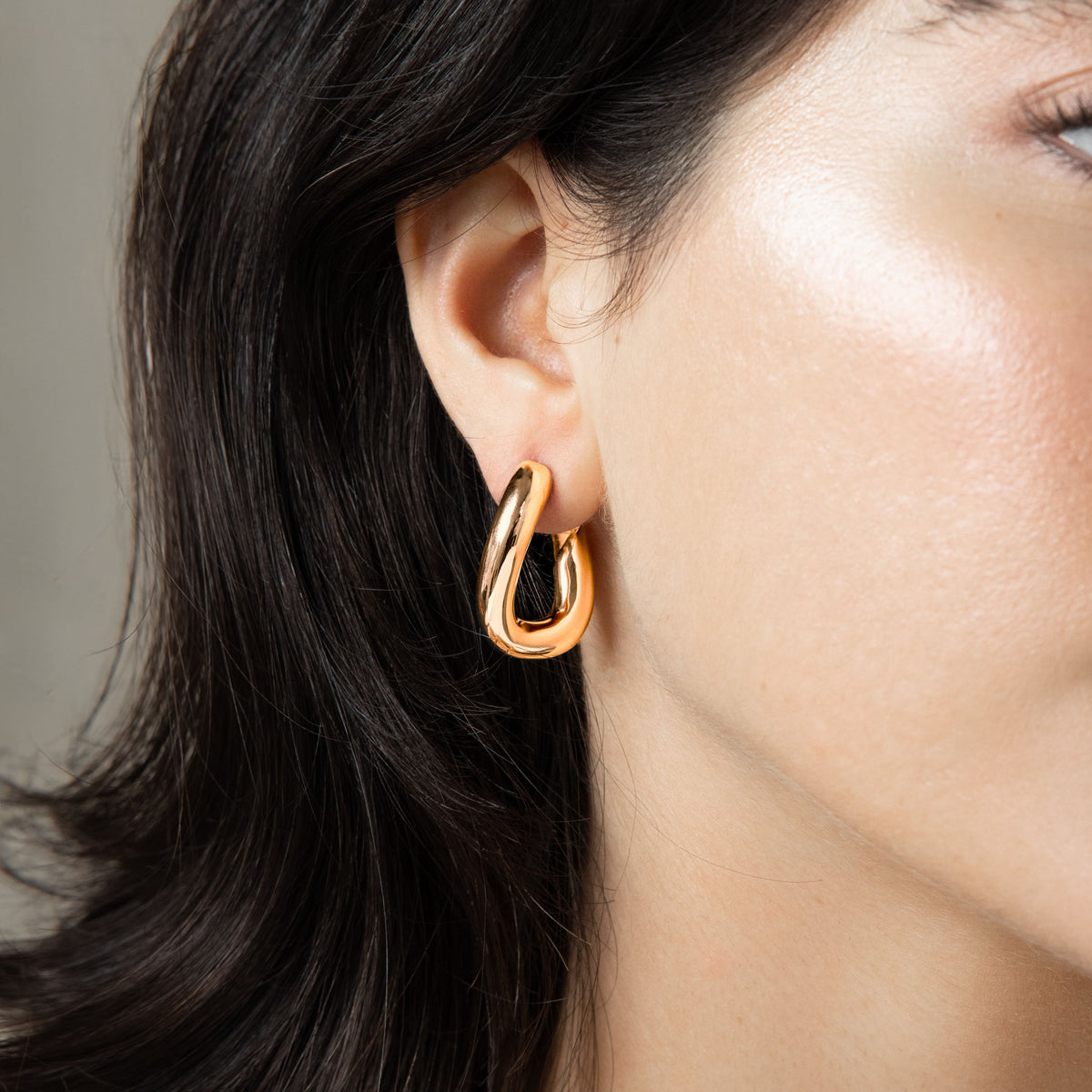 GIGI - Gold-plated hoop earrings with a modern twist