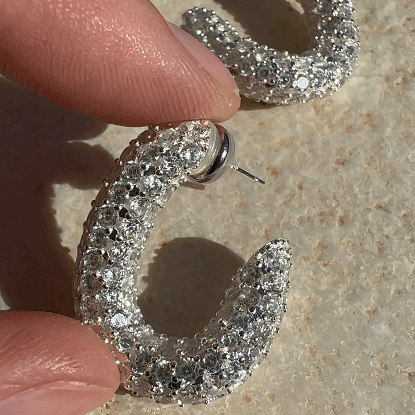 Sparkling GIGI - Precious silver-plated crystal hoop earrings with twist