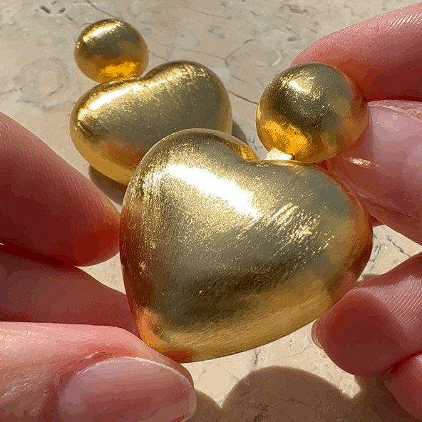 Rubacuori - Gold plated statement heart ear clips